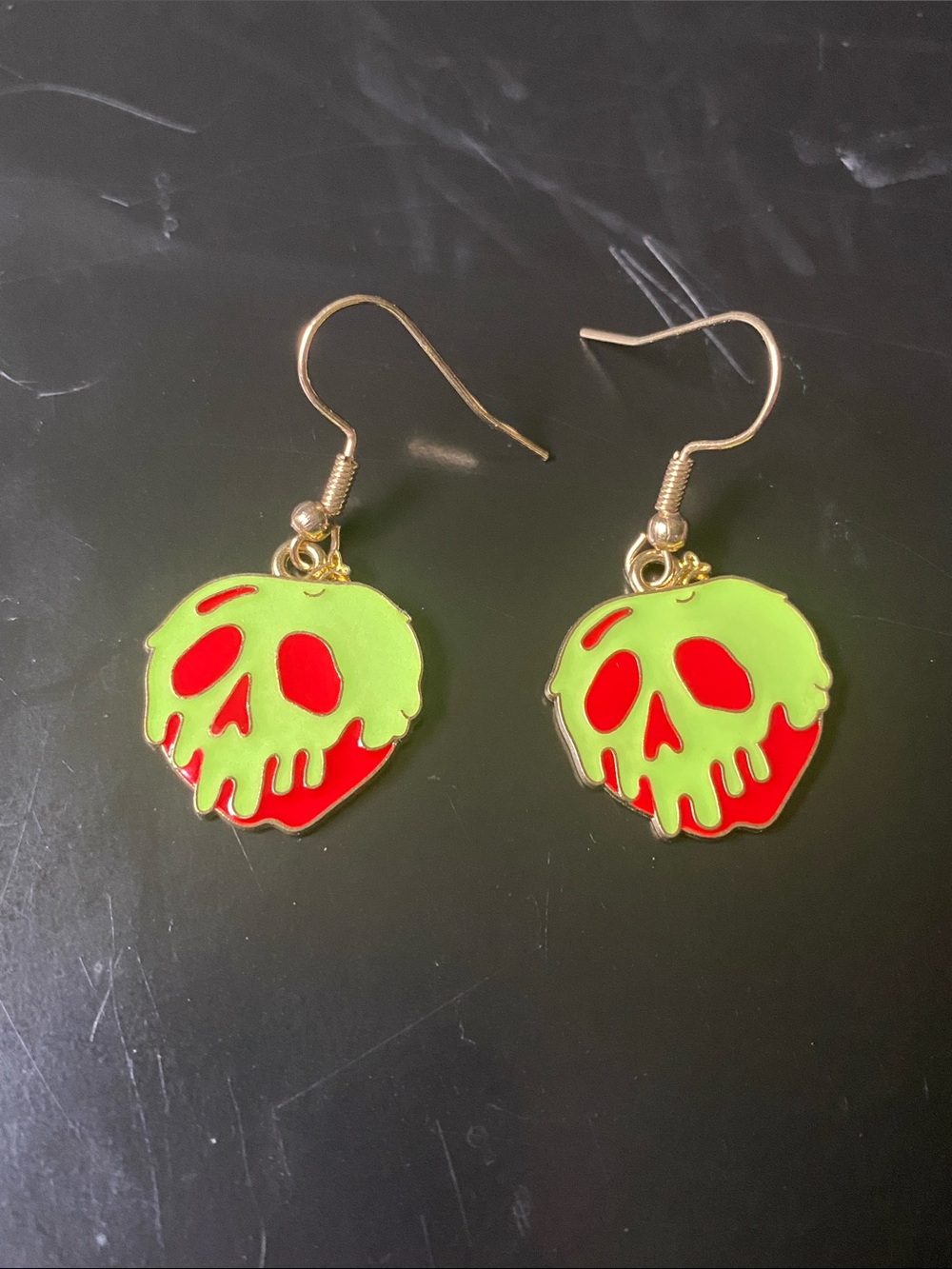 Handmade Snow White earrings 🍎